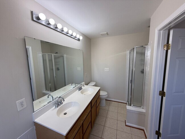 Building Photo - Three Bedroom Townhouse in River Oaks