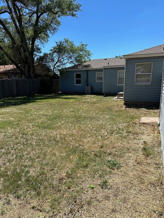 Building Photo - Great spacious 3 bedroom 2 bath in Wolflin!