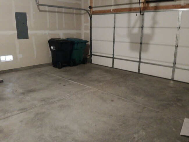 Building Photo - Beautiful 4-Bedroom, 2.5-Bathroom Home Loc...