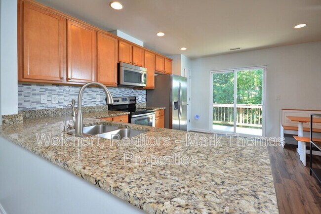 Building Photo - 100 Stratford Lakes Dr