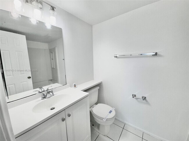 Building Photo - 2401 Riverside Dr