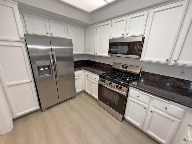 Building Photo - 922 Croft Ave