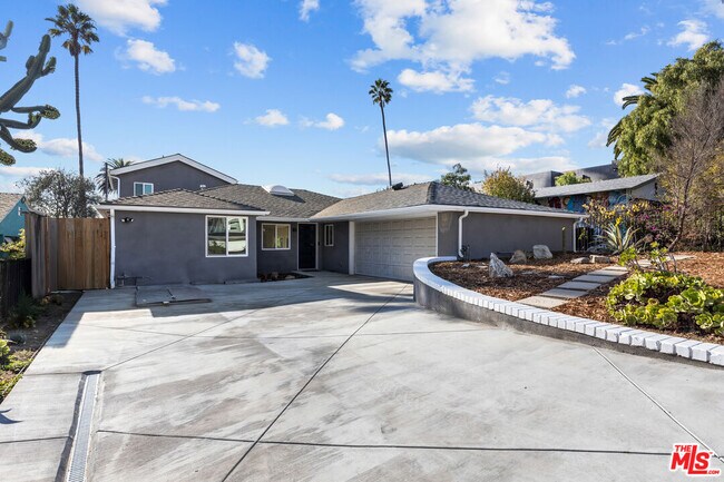 Building Photo - 3647 Grand View Blvd