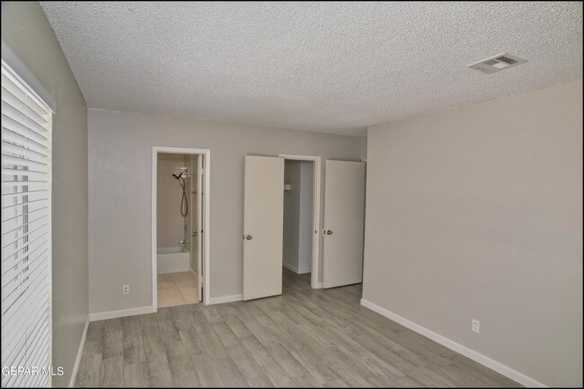 Building Photo - 10415 Ashwood Dr