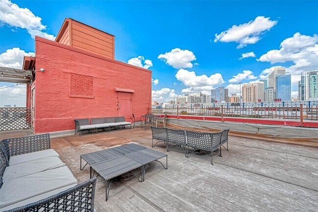 Building Photo - 2205 McKinney St