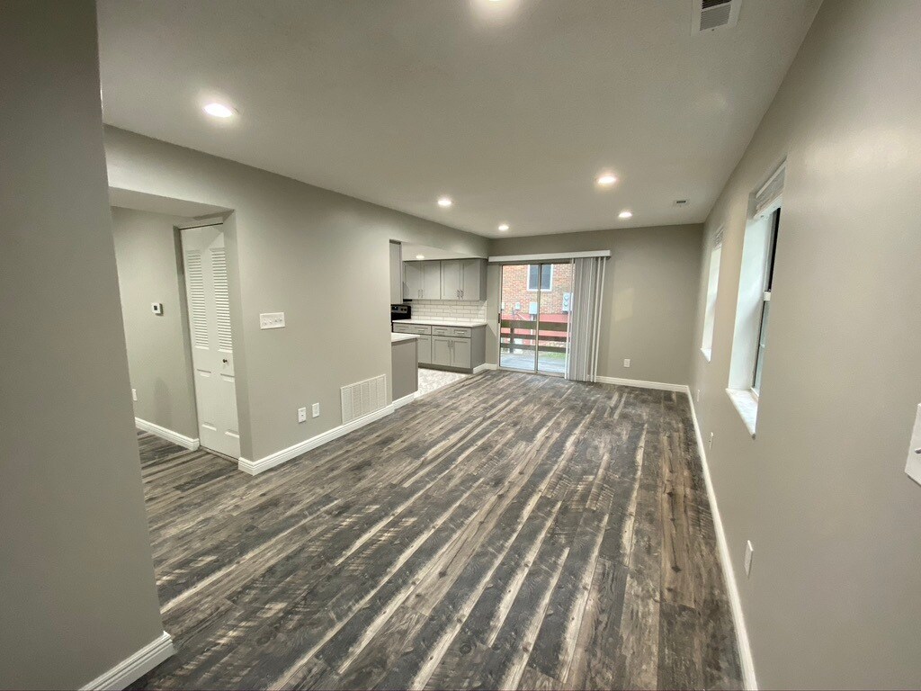 Building Photo - 9057 W Swan Cir