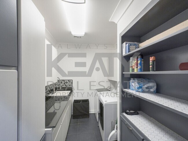 Building Photo - Three Bedroom Home in Sunset!
