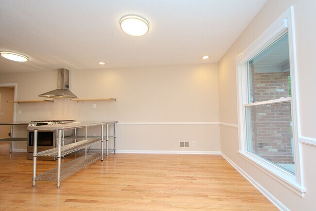Building Photo - Recently Updated! 4 Bed/2.5 bath