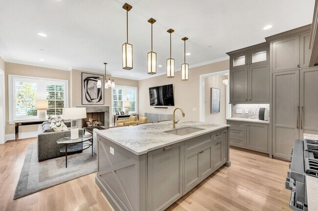 Building Photo - Franklin Gem Walking Distance to Downtown!