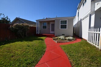 Building Photo - 1Bd/1Ba Home, large back yard. 1 Car garage.