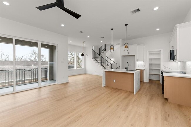 Building Photo - 1805 Sakowitz St