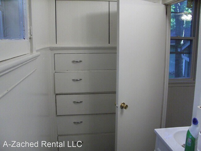 Building Photo - 3 br, 1 bath House - 741 W Lawrence Street