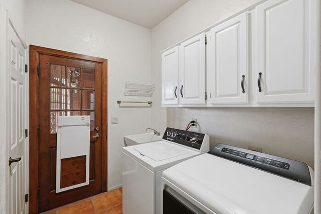 Building Photo - 770 N Lazy J Wy