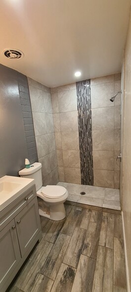 Bathroom - 2332 N Catalina Ave
