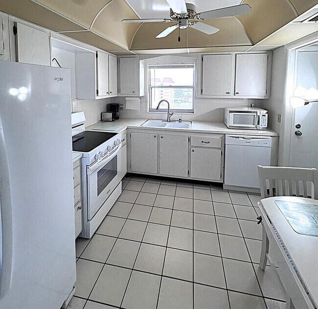 Building Photo - 4775 Cove Cir