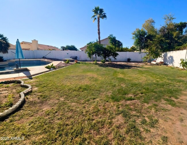 Building Photo - 242 S Sycamore Pl