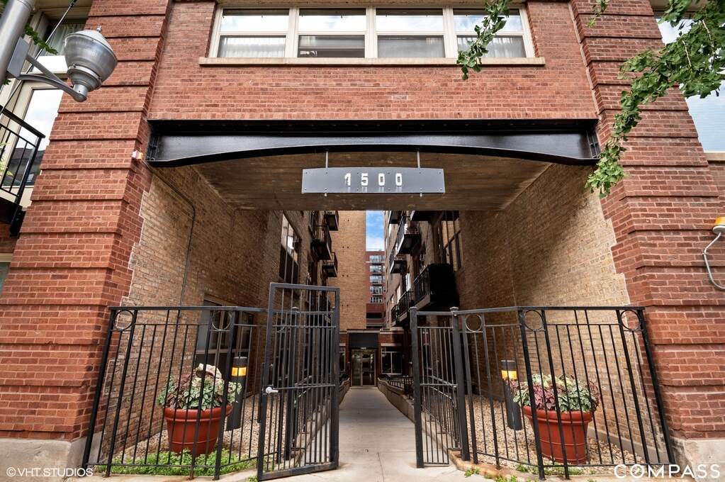 Building Photo - 1500 W Monroe St