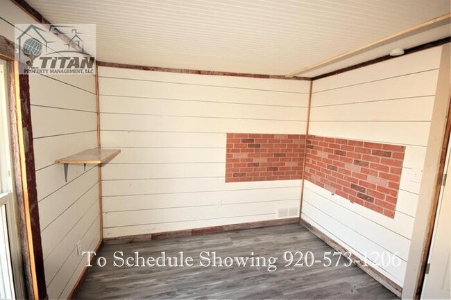 Building Photo - 2 Bedroom New London Town House