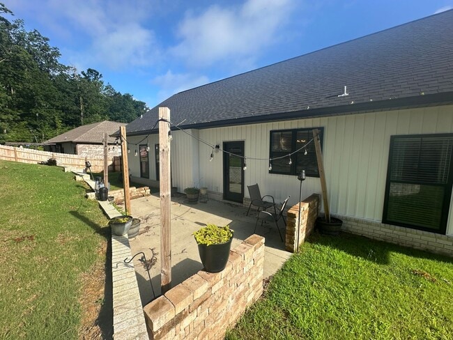 Building Photo - Stunning 4BR/2BA Home in Legacy Hill Estates