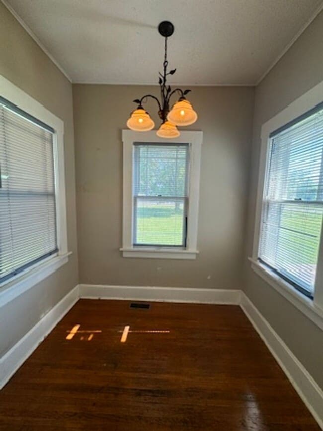 Building Photo - Charming 2 Bedroom Home Available - Unfini...