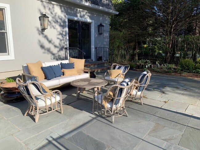 Building Photo - 15 S Hill St