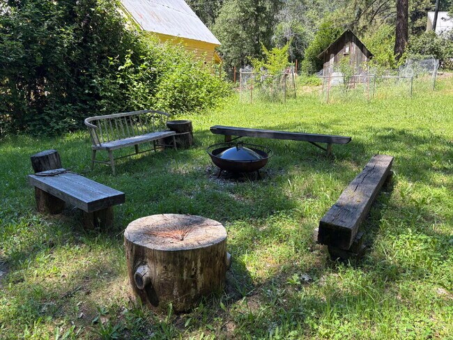 Building Photo - Unique fully furnished 1-2 bedroom property secluded on Newtown Road ten minutes from Placerville!