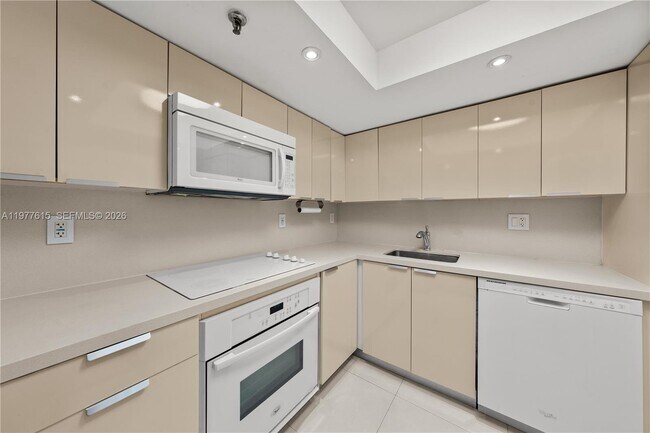 Building Photo - 2501 Brickell Ave