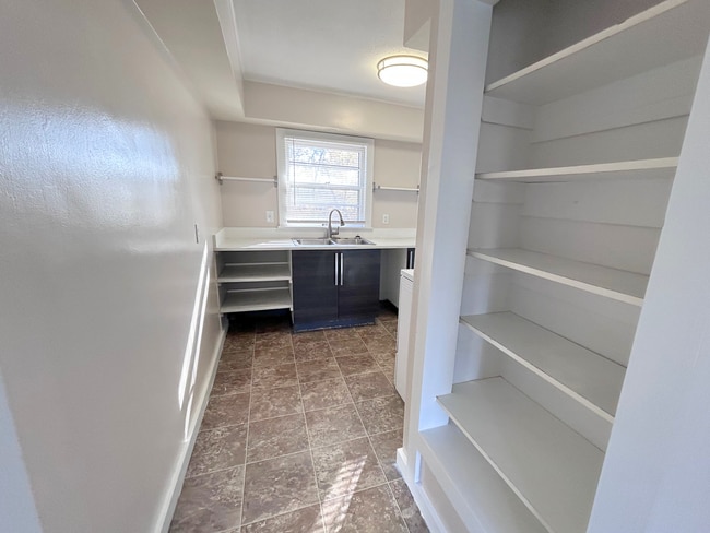 Building Photo - 4 Bed 2 Bath House on East Campus