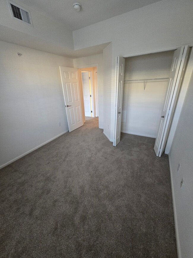 Building Photo - Spacious and Bright 2B/2B Townhome Now Ava...