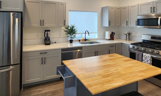 Building Photo - Beautiful, private 2 bed, 2.5 bath townhou...
