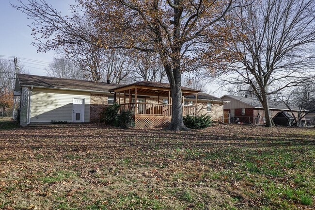 Building Photo - 3 Bedroom 2 Bath home on HUGE lot in Farmington!