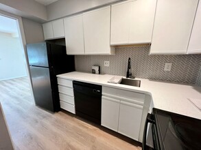 Building Photo - Stunning 1-Bedroom Apartment on the Main Line! Available Mid-October!