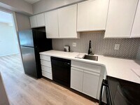 Building Photo - Stunning 1-Bedroom Apartment on the Main Line! Available Mid-October!