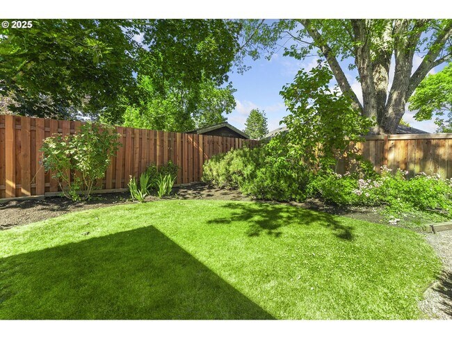 Building Photo - 3-Bedroom Home with Granite Kitchen, Family Room & Private Deck