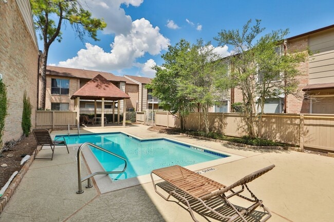 Building Photo - For Lease-Housing Vouchers Accepted | 2 Bed, 2 Bath | 925 Sq Ft | Lakecrest Community |