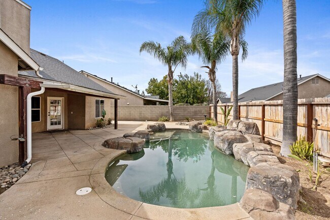 Building Photo - Gorgeous 3 bd. & 2 bath Home with a pool i...
