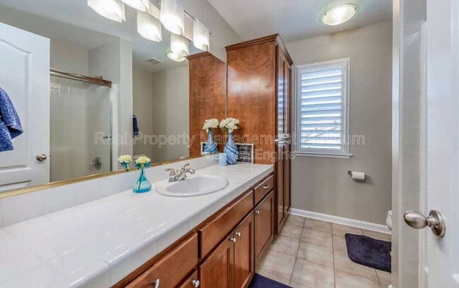 Building Photo - 2927 E Solar Ave