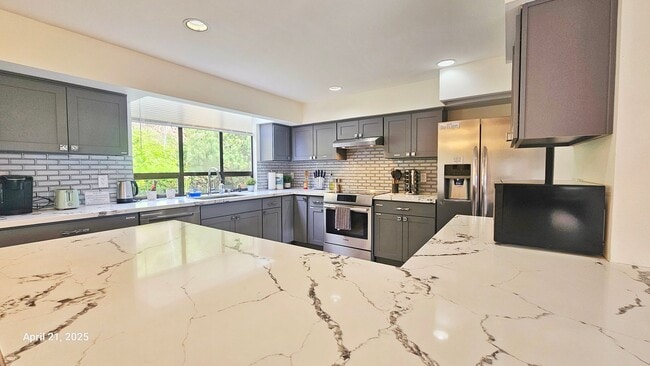 Building Photo - Beautiful Remodeled 4 Bedroom and 2.5 Bathroom Single Family House - Bellevue