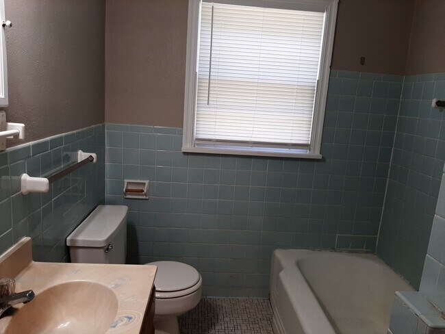 Building Photo - Very cute 2 Bedroom home on a corner lot f...