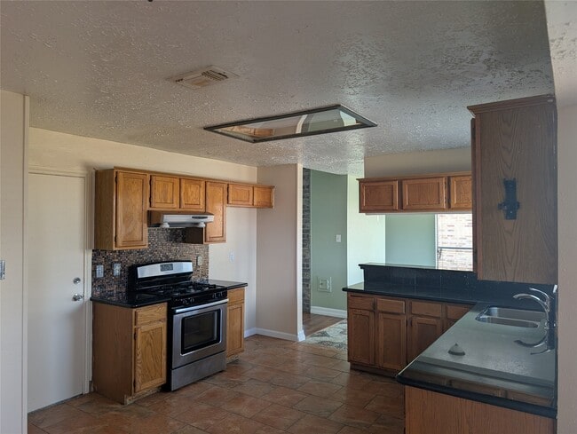 Building Photo - 2026 Sandy Knoll Dr