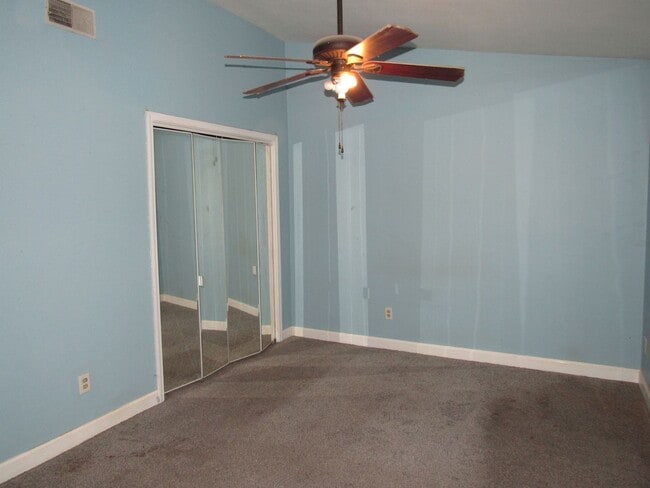 Building Photo - Close to schools, shopping & hospitals!