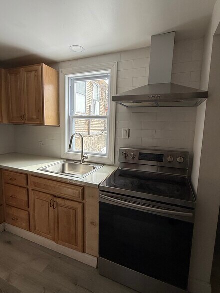 STOVE/SINK - 424 W Oak St