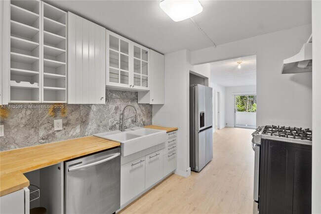 Building Photo - 6886 N Kendall Dr