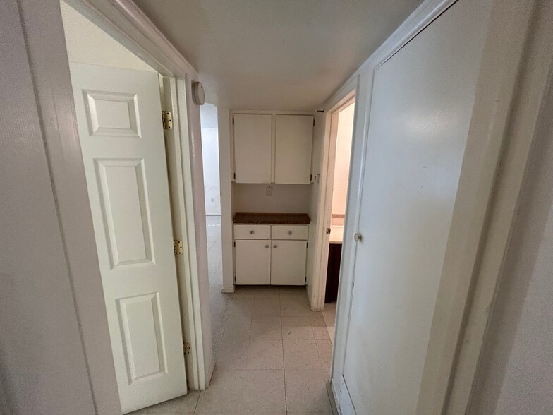 Building Photo - 732 W 44th St