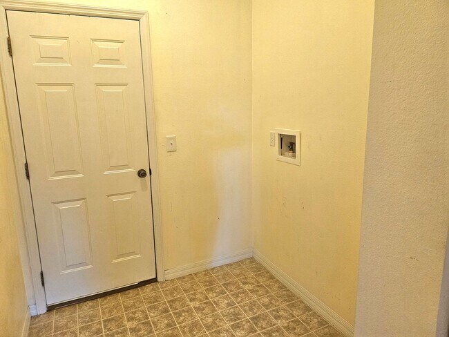 Building Photo - Newly renovated 3 bed, 2 bath home located minutes from Palm Coast dining, shopping, and the beach