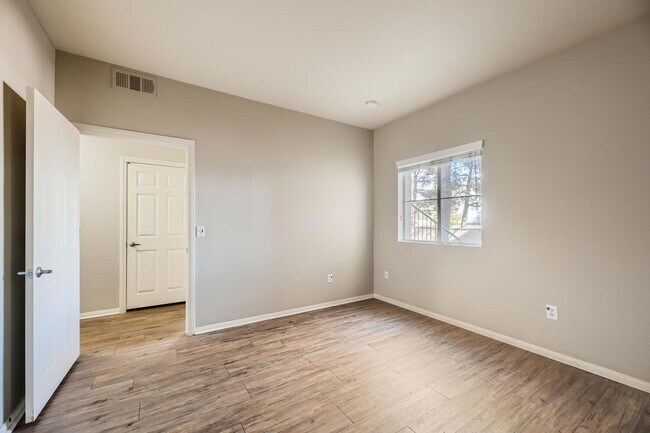 Building Photo - STUNNINGLY UPGRADED 2 Bedroom Condo In SPA...