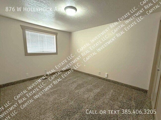 Building Photo - 876 Hollyhock Ave
