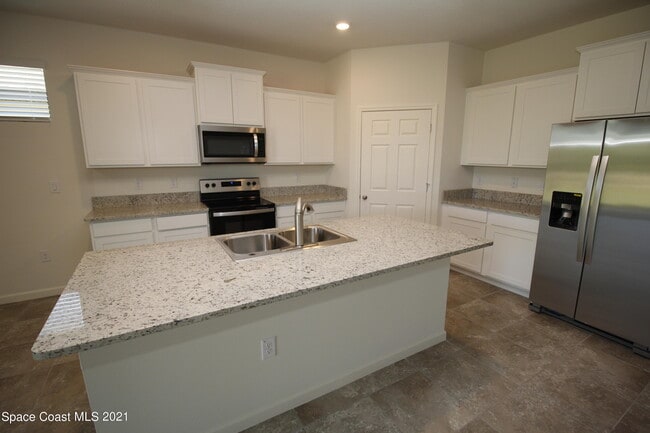 Building Photo - 708 Acadia Ct SE