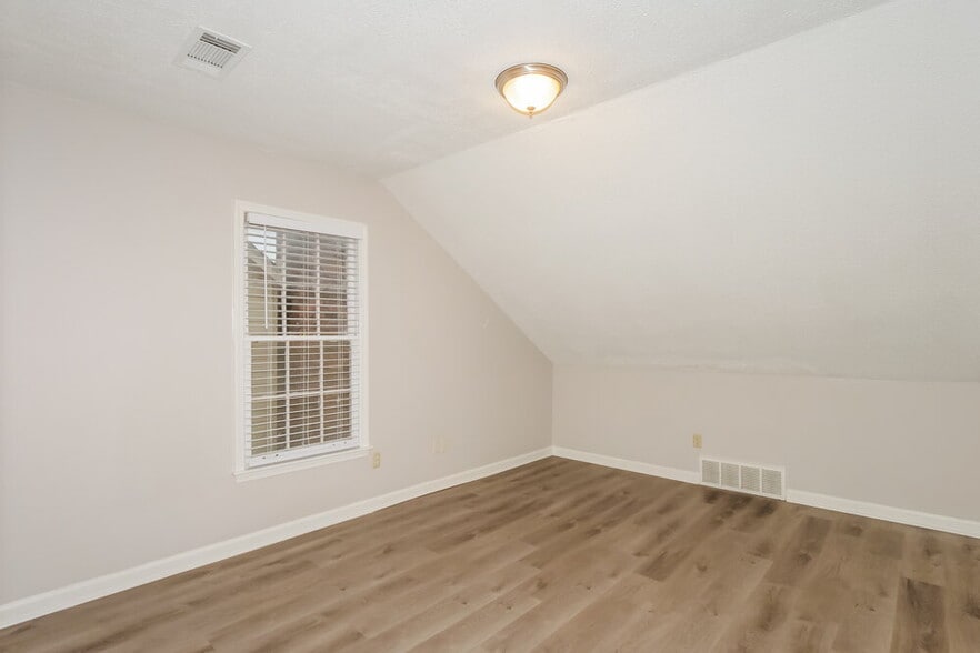 Building Photo - 2418 Lake Edge Dr