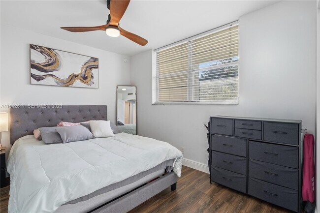 Building Photo - 9340 Lagoon Pl